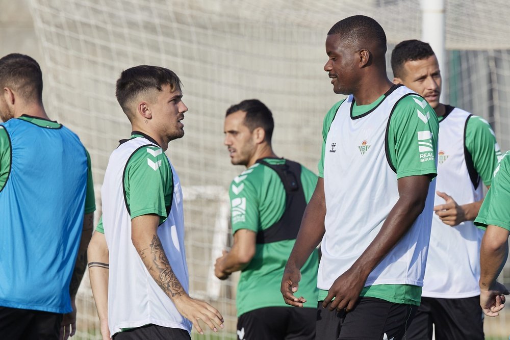 Rodri Sánchez y William Carvalho charlan en el entrenamiento del Real Betis. (Salva Castizo)