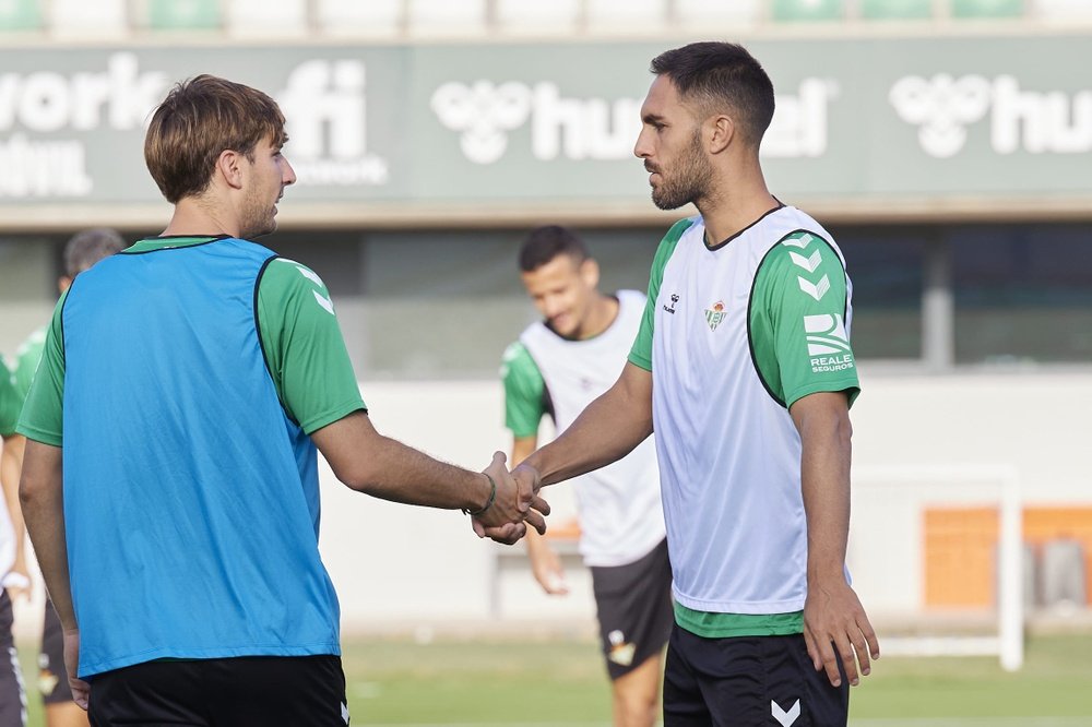 Víctor Ruiz y Juan Miranda se saludan en el entrenamiento del Real Betis. (Salva Castizo)