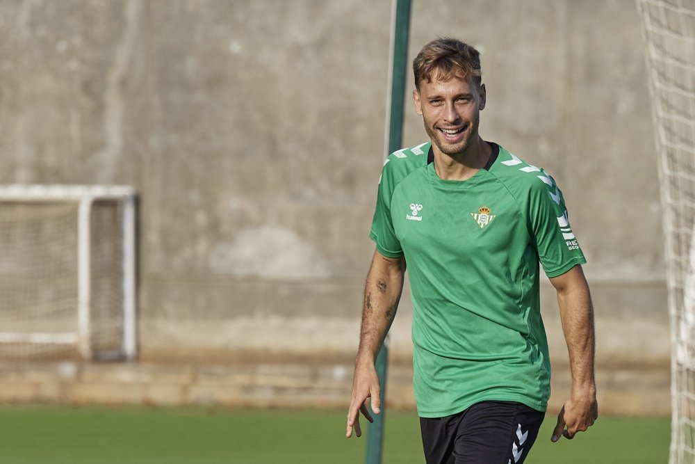 Sergio Canales en un entrenamiento del Real Betis. (Salva Castizo)