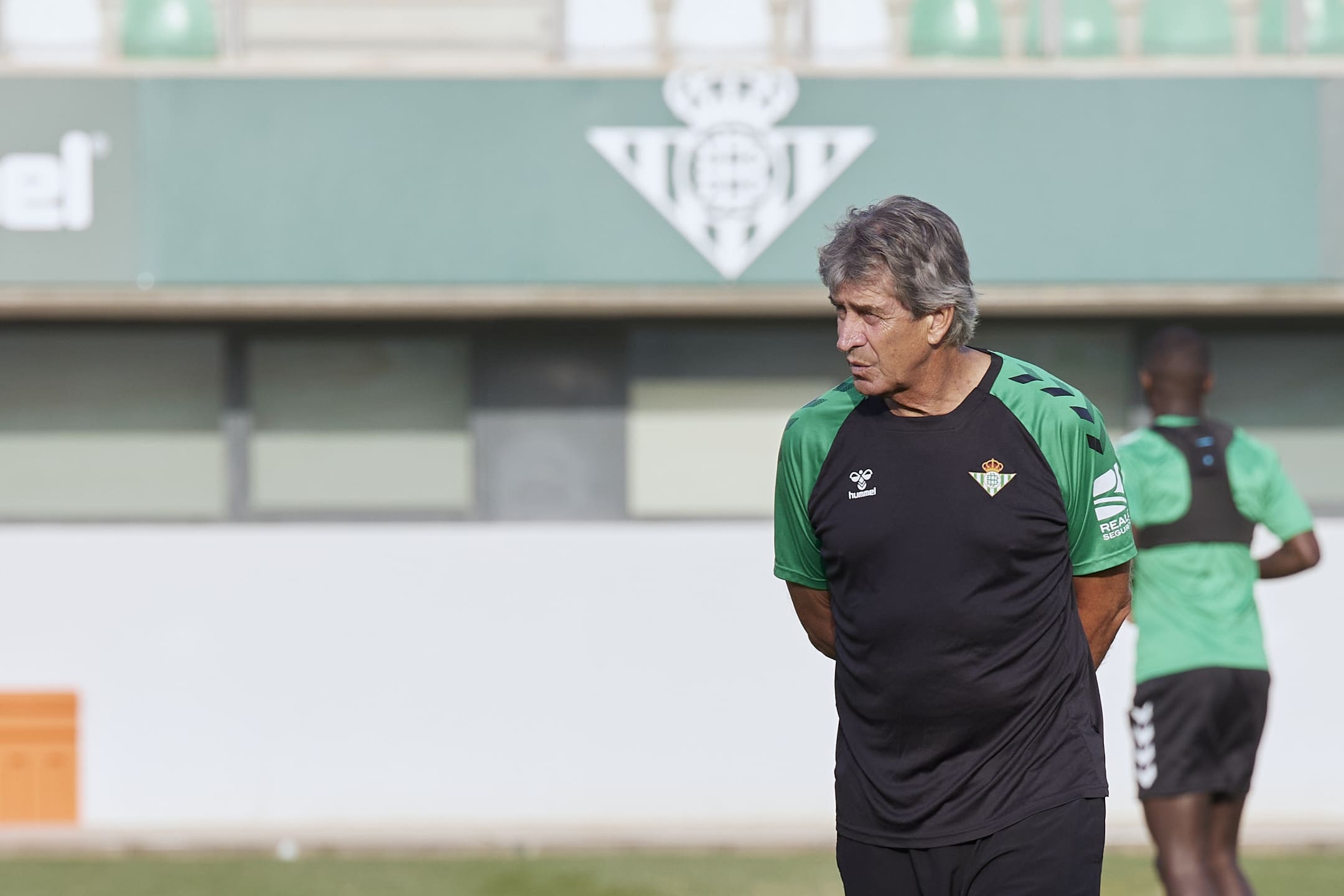 Manuel Pellegrini en el entrenamiento del Real Betis. (Salva Castizo)