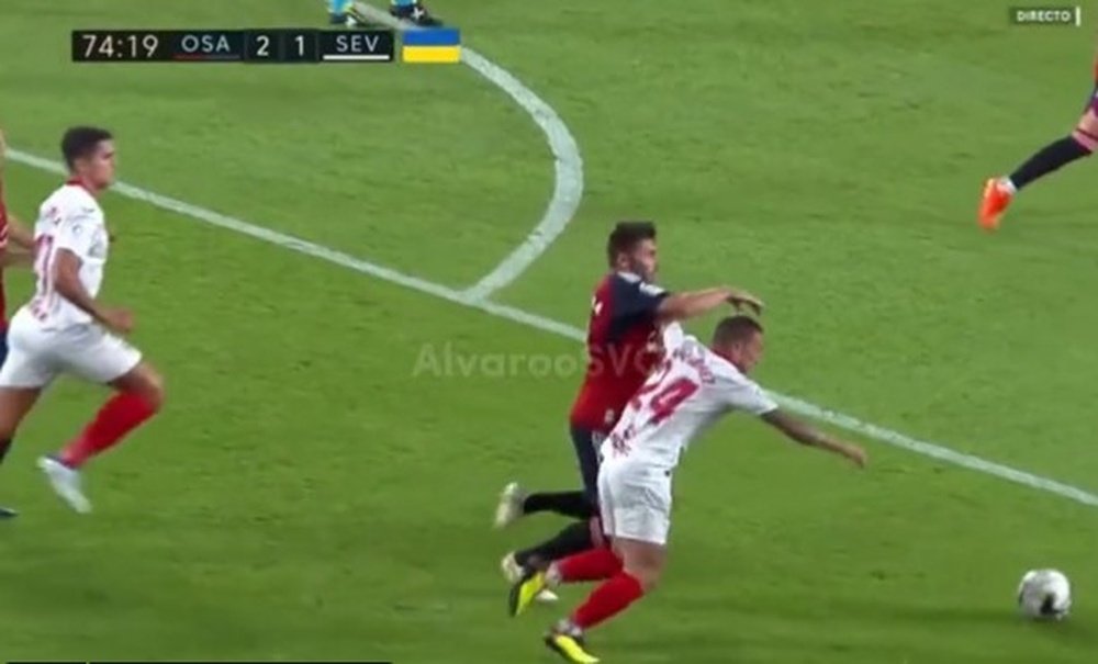 Un penaltito pitado a Papu Gómez por Del Cerro Grande facilitó el triunfo del Osasuna ante el Sevilla FC en la primera jornada de LaLiga. Foto: Captura