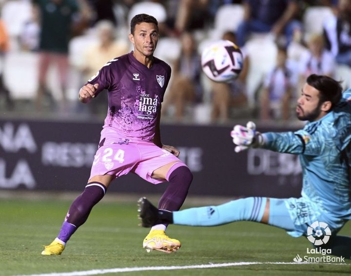 Caro detiene la ocasión más clara de Rubén Castro en la primera mitad en el Burgos - Málaga. LaLiga