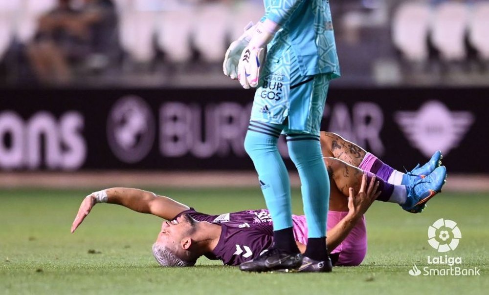 Fran Sol se queja de su lesión durante el Burgos - Málaga. LaLiga
