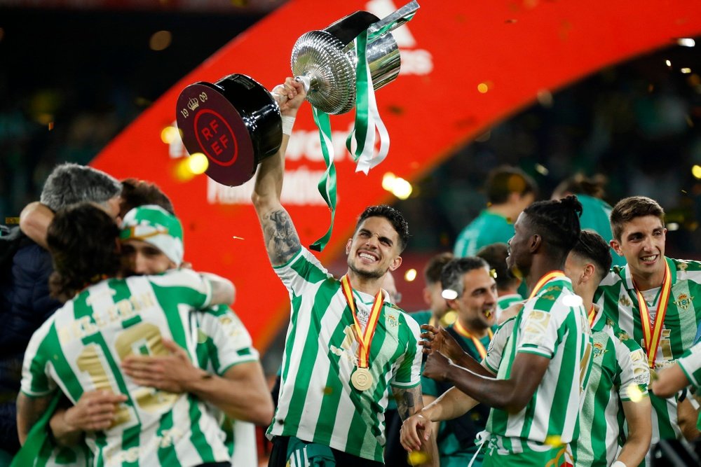 Imagen de Bartra alzando la Copa del Rey con la que el Betis se despidió del central catalán. RBB