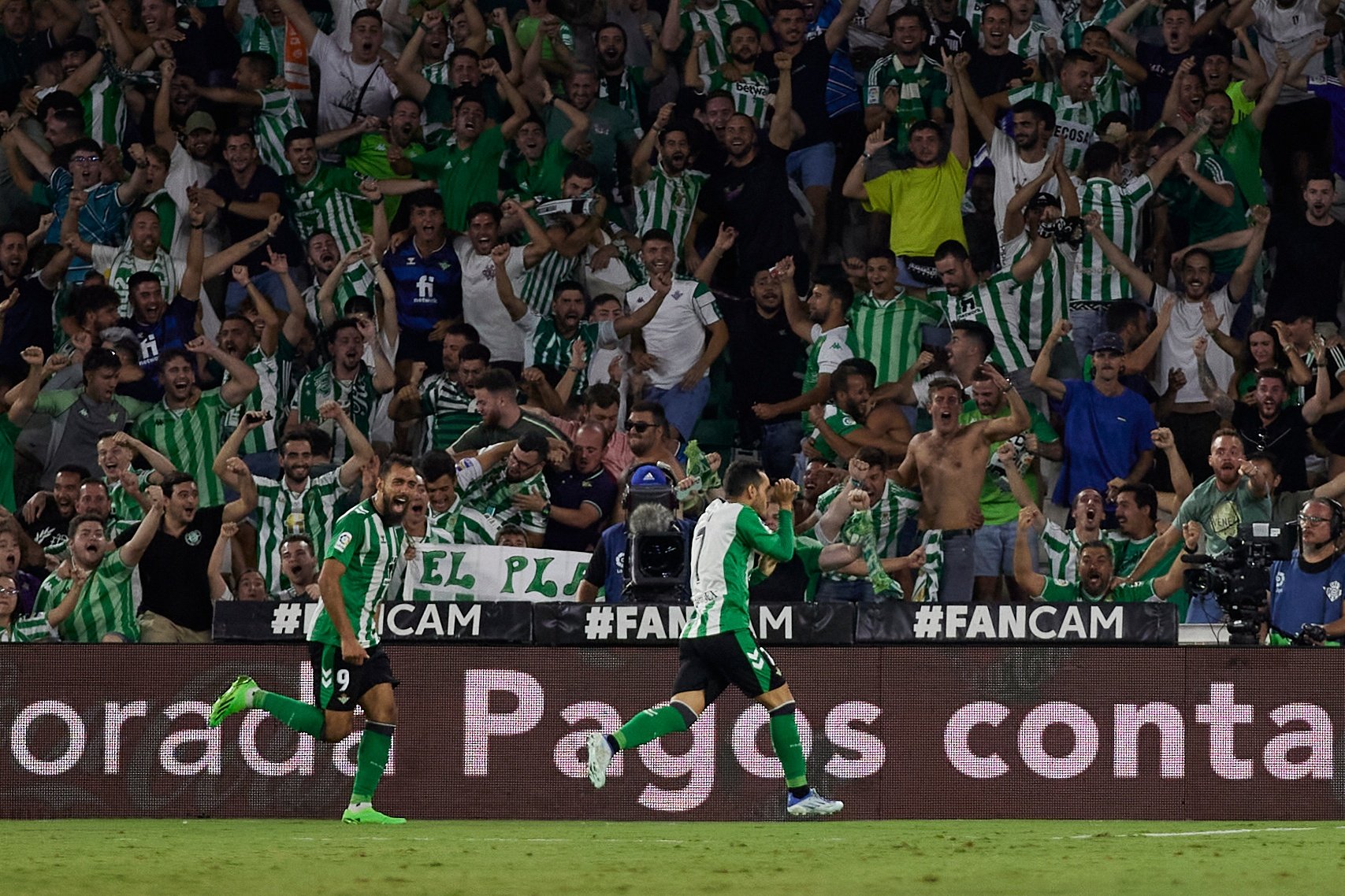 Borja Iglesias celebra junto a Juanmi Jiménez uno de los tantos anotados por el de Coín al Elche CF. (Salva Castizo)