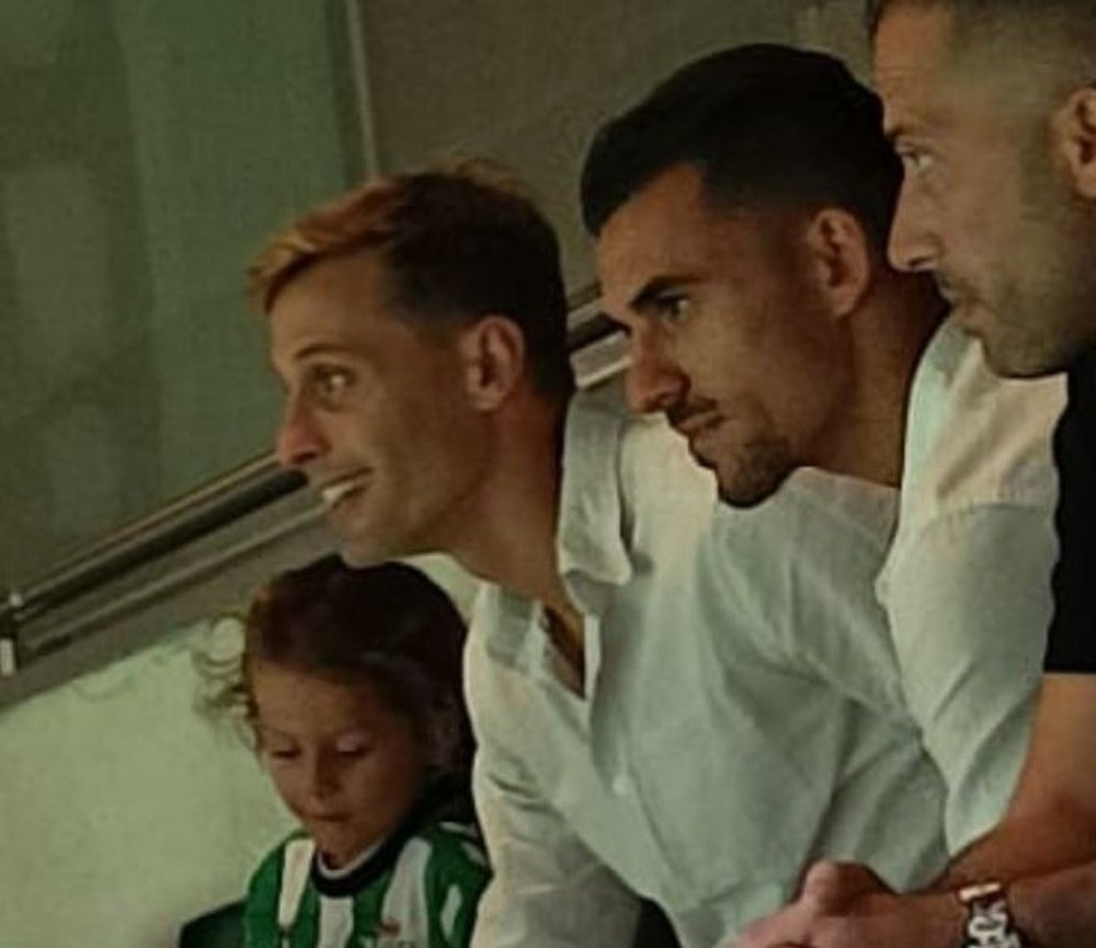 Dani Ceballos, este lunes junto a Sergio Canales en el Benito Villamarín, viendo el Betis-Elche. @yornadov26