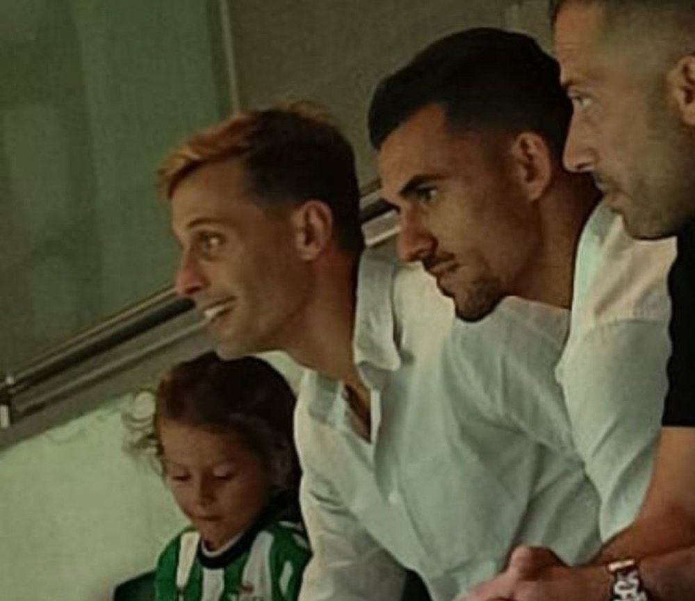 Dani Ceballos, junto a Sergio Canales en el Benito Villamarín, viendo el Betis-Elche del pasado mes de agosto. @mcebrerocas