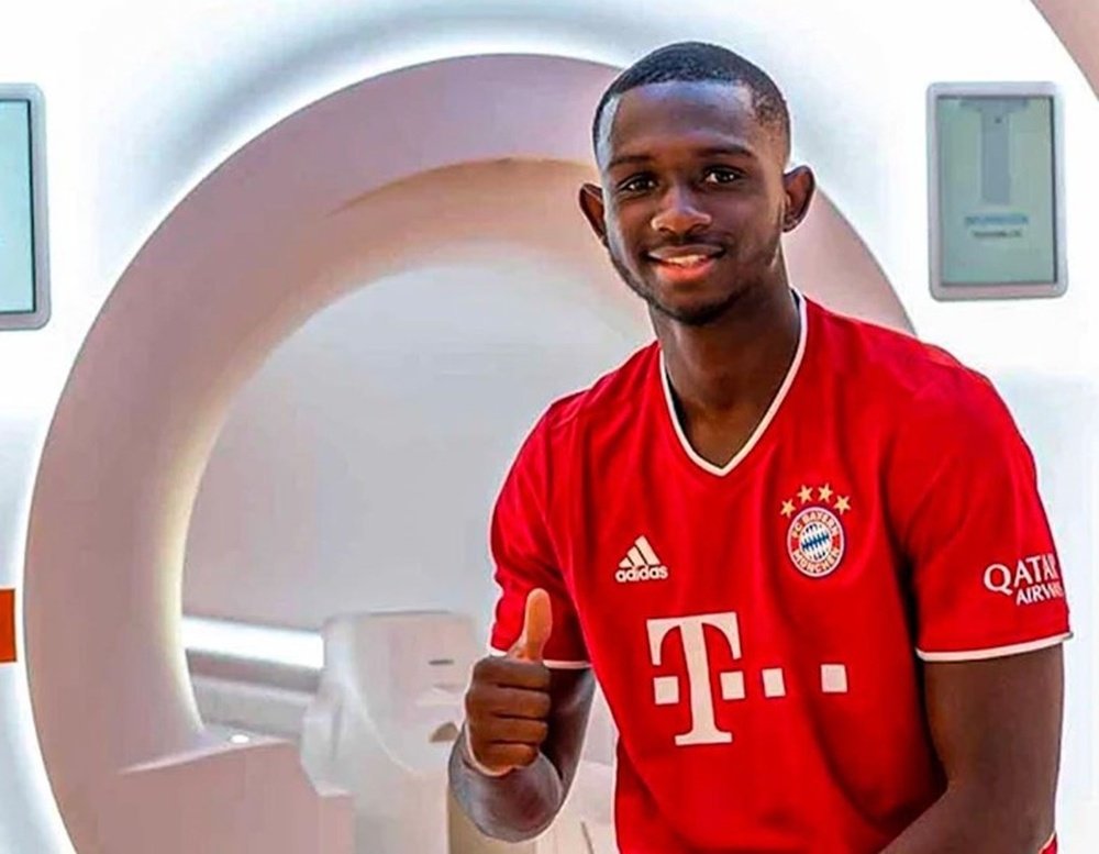 El central del Bayern, Tanguy Nianzou, camino de convertirse en el cuarto fichaje del Sevilla FC en la temporada 2022-23. Foto: @FCBayernfi