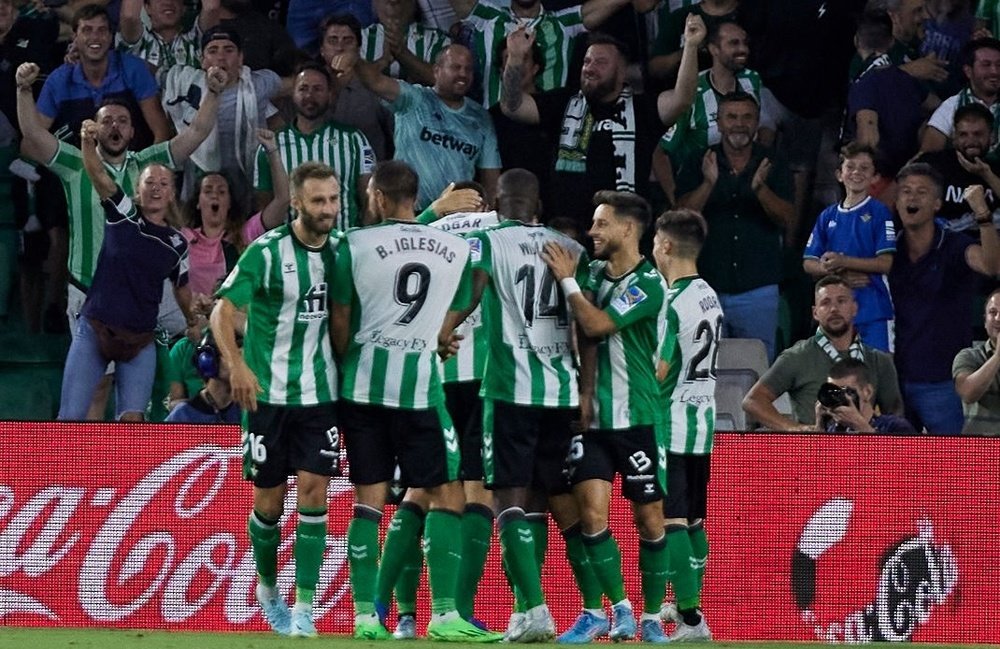Los jugadores del Real Betis celebran uno de los goles al Elche de este lunes. Salva Castizo