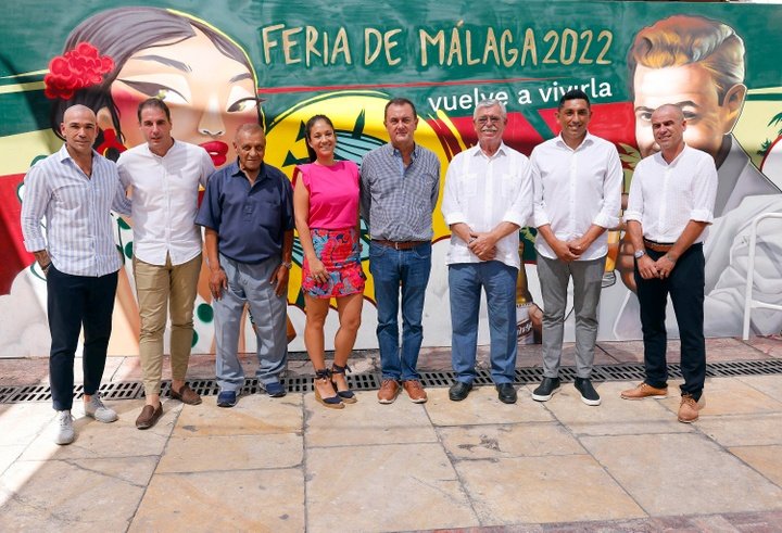 La comitiva del Málaga CF que se ha dejado ver en la Feria con José María Muñoz al frente. MálagaCF