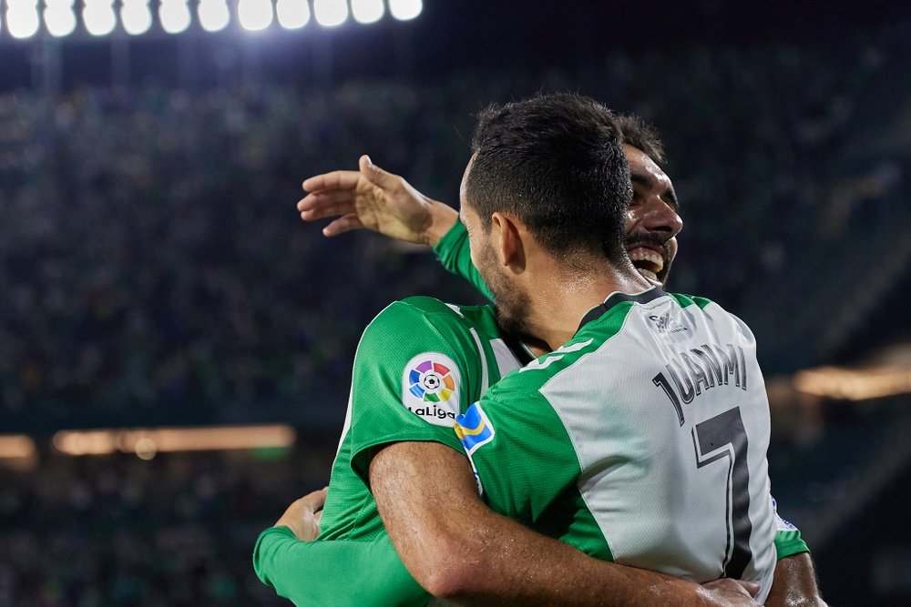Borja Iglesias y Juanmi celebran uno de los goles durante el partido entre Betis y Elche, en el que ambos marcaron.- Salva Castizo