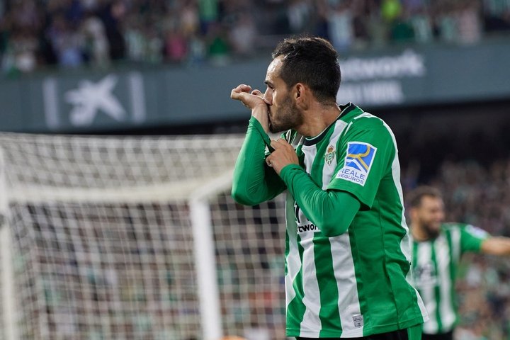 Juanmi Jiménez celebra uno de sus goles durante el partido entre Betis y Elche. (Salva Castizo)