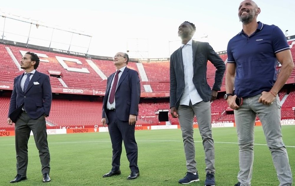 Tanguy Nianzou, posa junto al director deportivo del Sevilla FC, Monchi, el presidente Pepe Castro, y el vicepresidente José María Del Nido Carrasco. Foto: SFC Media