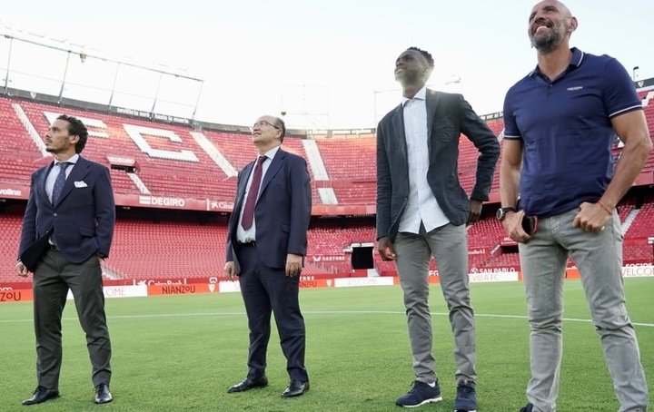 Tanguy Nianzou, posa junto al director deportivo del Sevilla FC, Monchi, el presidente Pepe Castro, y el vicepresidente José María Del Nido Carrasco. Foto: SFC Media
