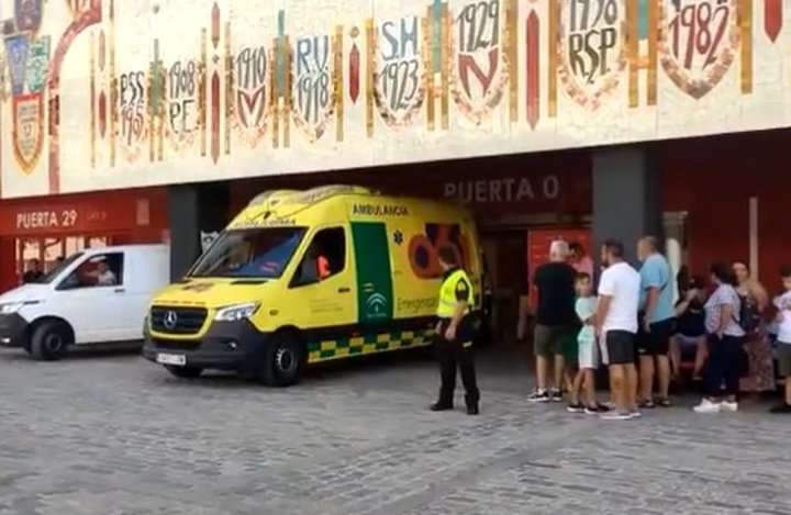 Tecatito Corona ha sufrido una lesión en el entrenamiento del Sevilla FC y ha sido trasladado en ambulancia al hospital. Foto: @MarioMijenz