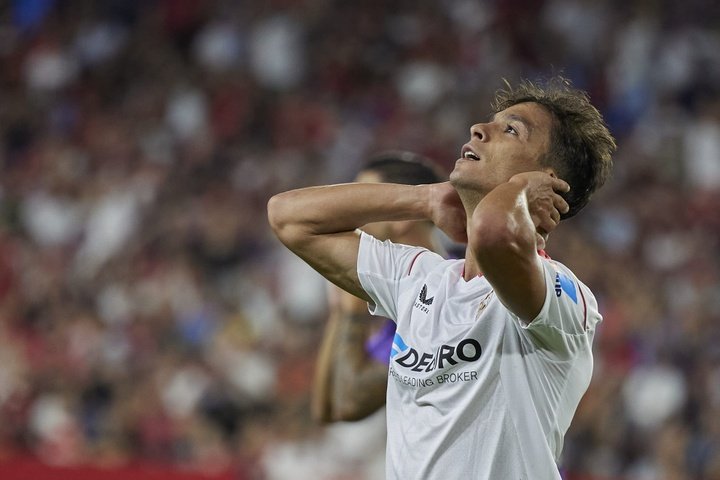 Óliver Torres, lamentándose en una acción del Sevilla FC - Real Valladolid. Foto: Salva Castizo