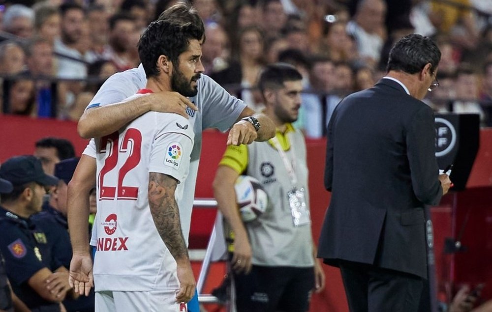 Lopetegui da instrucciones a Isco antes de su debut en el Sevilla FC - Real Valladolid. Foto: Salva Castizo