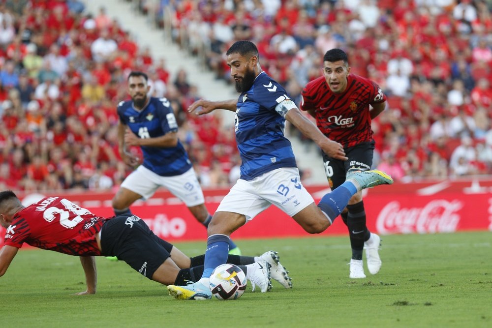 Nabil Fekir golpea el balón durante el encuentro frente al RCD Mallorca. (Real Betis)