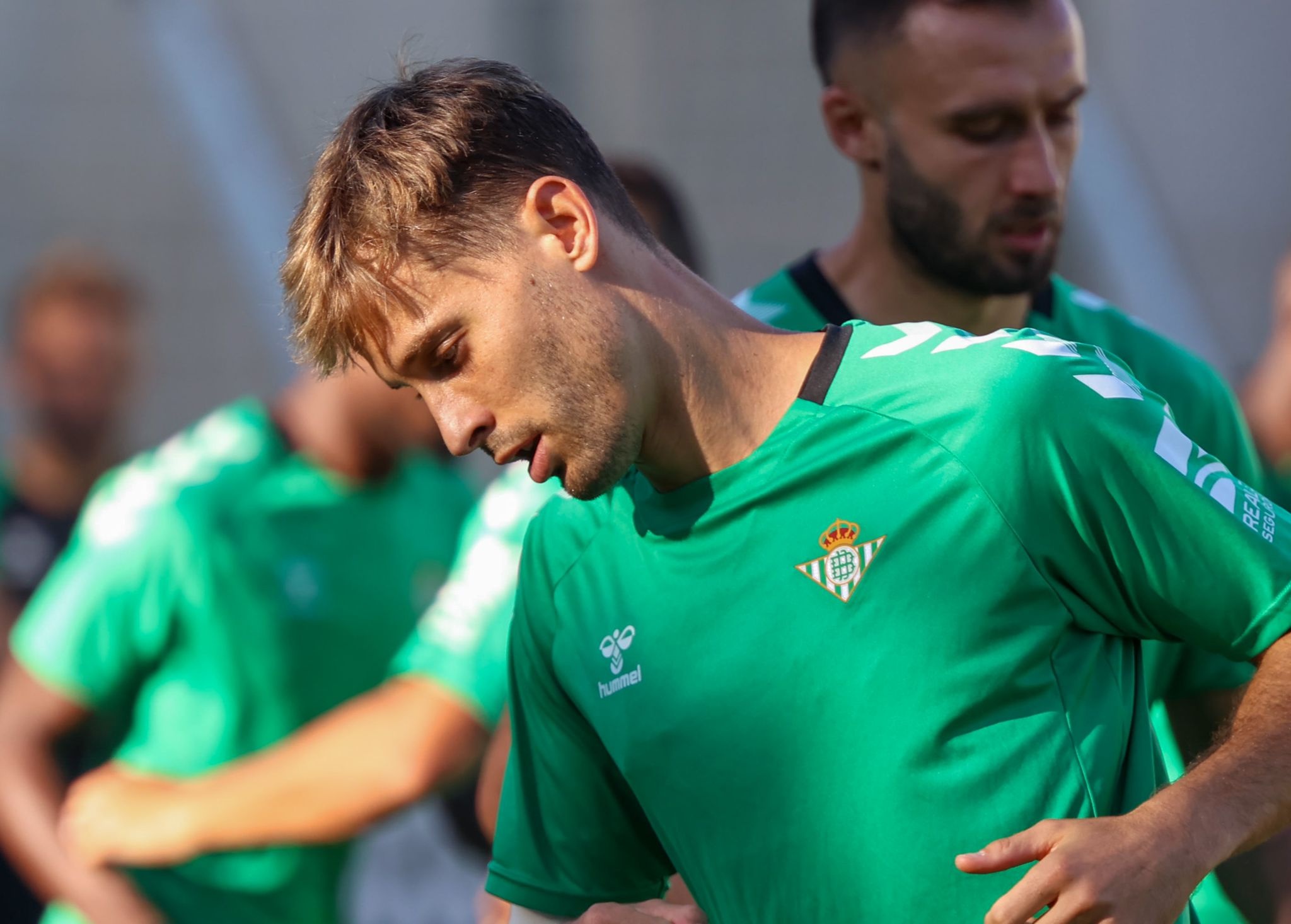 Sergio Canales entrena junto a sus compañeros en la Ciudad Deportiva Luis del Sol. (Salva Castizo)