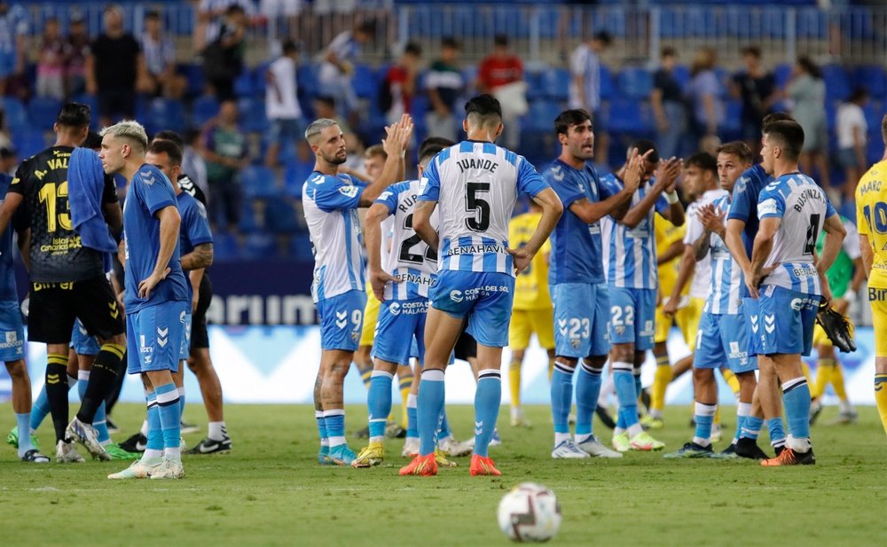 Los jugadores del Málaga CF se despiden de la afición tras la dolorosa derrota en La Rosaleda contra la UD Las Palmas. Marilú Báez