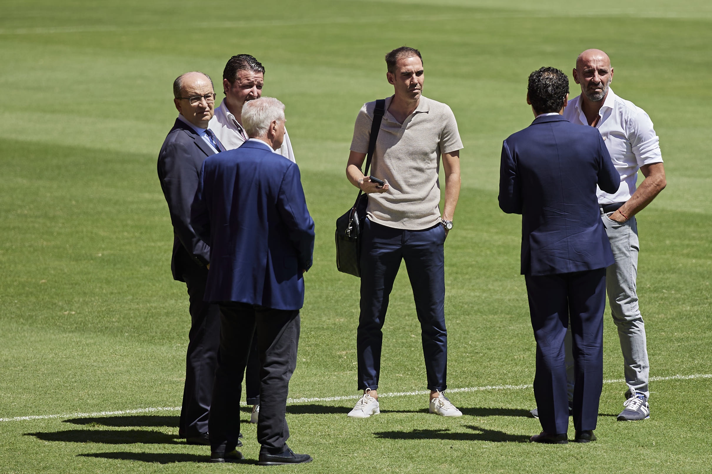 Monchi, Fernando Navarro y más dirigentes en la presentación de Nianzou como jugador del Sevilla FC. Foto: Salva Castizo