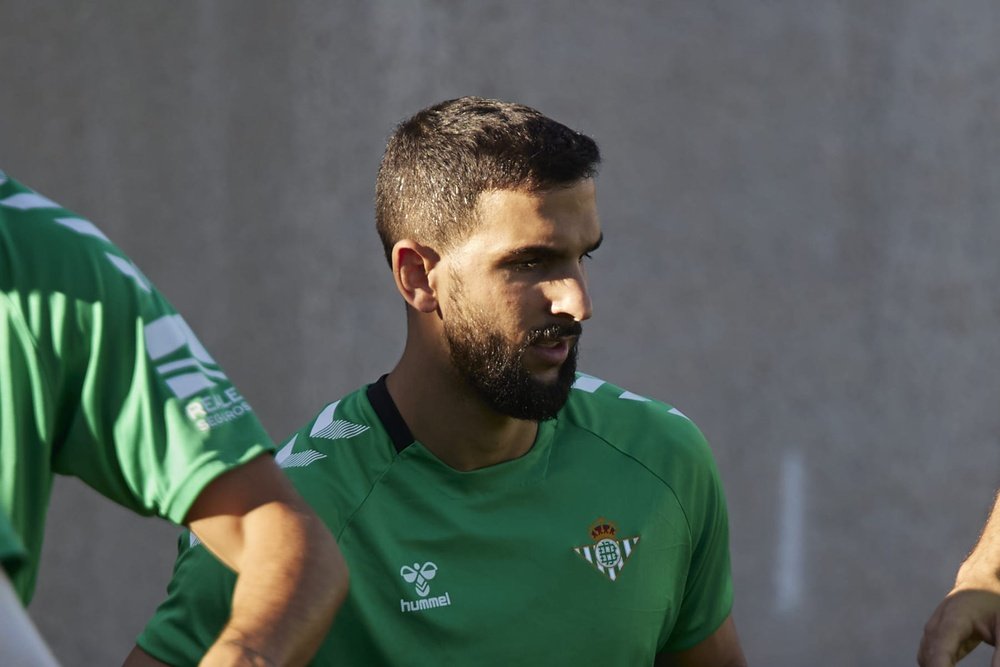 Martín Montoya durante el entrenamiento del Real Betis en la Ciudad Deportiva Luis del Sol. (Salva Castizo)