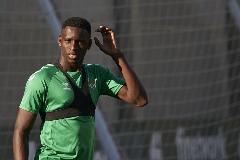 Luiz Henrique durante un entrenamiento del Real Betis en la Ciudad Deportiva Luis del Sol. (Salva Castizo)
