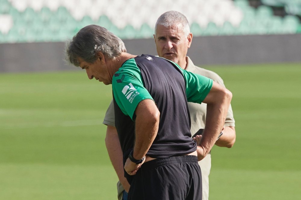 Antonio Cordón ha estado este lunes en la ciudad deportiva y se ha despedido de los jugadores y el cuerpo técnico que encabeza Manuel Pellegrini.- Salva Castizo