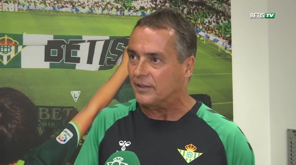 Alexis Trujillo ante los micrófonos de Betis TV. (Betis TV)