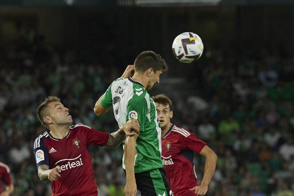 Edgar González despeja durante el enfrentamiento entre Real Betis y Osasuna. (Salva Castizo)