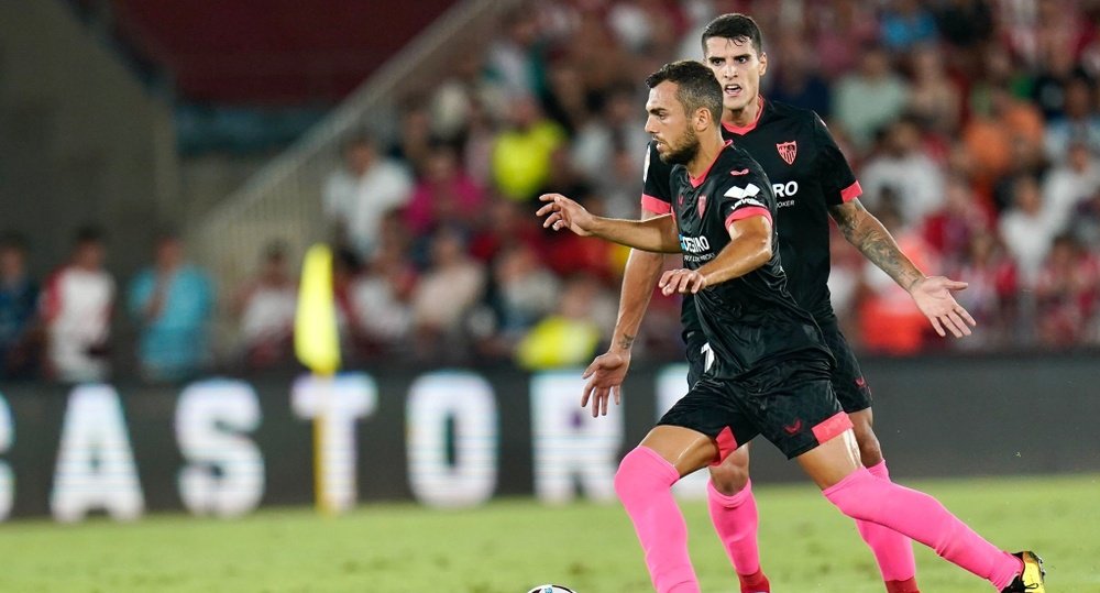 Joan Jordán junto a Erik Lamela en el Almería - Sevilla. Foto: @SevillaFC