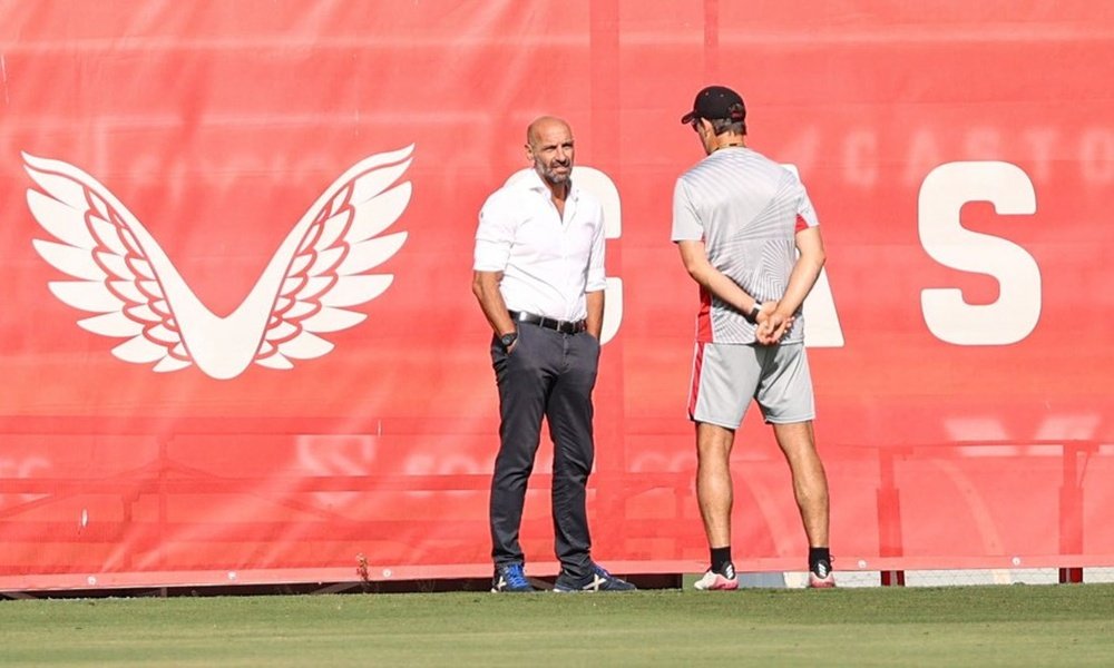 El director general deportivo del Sevilla FC, Monchi, y el entrenador, Julen Lopetegui, reunidos durante la sesión de hoy. Foto: Salva Castizo