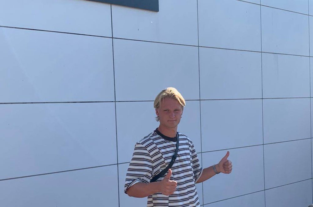 Kasper Dolberg en su llegada a Sevilla. Foto: @jmrodriguezper