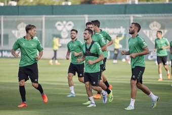 Varios jugadores realizan carrera continua durante el entrenamiento del Real Betis en la Ciudad Deportivo Luis del Sol. (Salva Castizo)