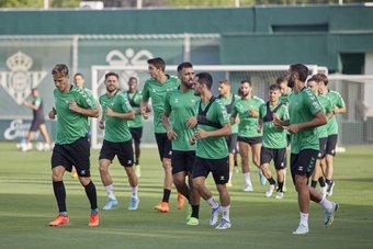 Varios jugadores realizan carrera continua durante el entrenamiento del Real Betis en la Ciudad Deportivo Luis del Sol. (Salva Castizo)
