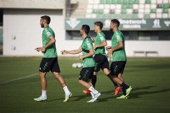 Pezzella, Juanmi, Canales y Borja Iglesias realizan carrera continuadurante el entrenamiento del Real Betis en la Ciudad Deportivo Luis del Sol. (Salva Castizo)