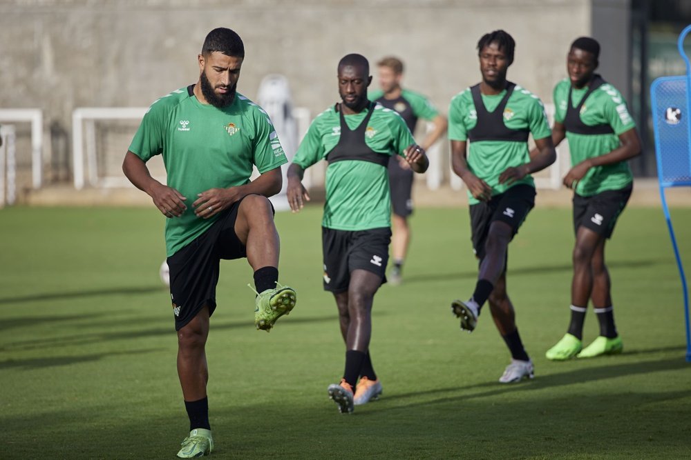 Nabil Fekir durante un entrenamiento del Real Betis en la Ciudad Deportivo Luis del Sol. (Salva Castizo)