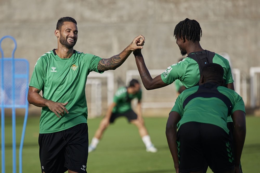 Willian José y Paul Akouokou bromean durante un entrenamiento del Real Betis en la Ciudad Deportivo Luis del Sol.- Salva Castizo