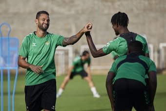 Willian José y Paul Akouokou bromean durante el entrenamiento del Real Betis en la Ciudad Deportivo Luis del Sol. (Salva Castizo)