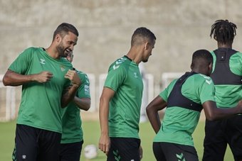 Willian José con varios compañeros durante el entrenamiento del Real Betis en la Ciudad Deportivo Luis del Sol. (Salva Castizo)