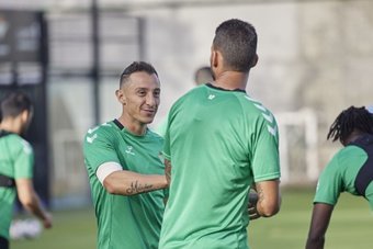 Willian José y Guardado bromean durante el entrenamiento del Real Betis en la Ciudad Deportivo Luis del Sol. (Salva Castizo)