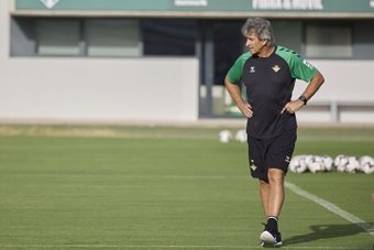 Manuel Pellegrini durante el entrenamiento del Real Betis en la Ciudad Deportivo Luis del Sol. (Salva Castizo)