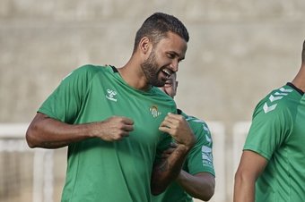 Willian José y Guardado bromean durante el entrenamiento del Real Betis en la Ciudad Deportivo Luis del Sol. (Salva Castizo)