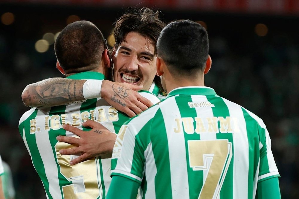 El defensa Héctor Bellerín se abraza con Borja Iglesias y Juanmi Jiménez durante la final de la Copa del Rey. EFE