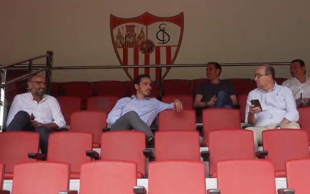 El director general deportivo del Sevilla FC, Monchi (i), junto al vicepresidente Del Nido Carraco (c) y el presidente, Pepe Castro, en el palco del Sánchez-Pizjuán. Foto: SFC Media