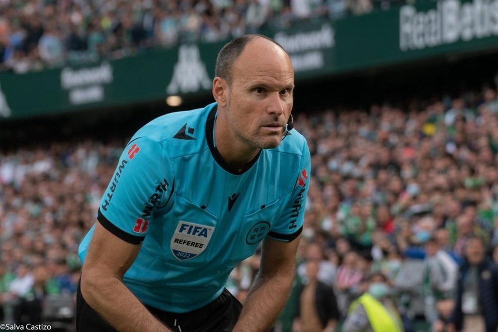 Mateu Lahoz, atento en una jugada de LaLiga en el Benito Villamarín. Foto: Salva Castizo