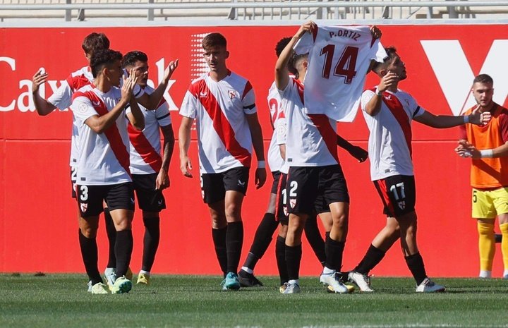 El Sevilla Atlético, dedicándole el gol a Pedro Ortiz. Foto: @CanteraSFC