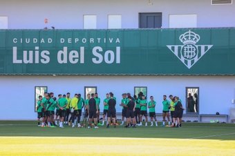 Manuel Pellegrini charla con sus jugadores durante un entrenamiento en la Ciudad Deportiva Luis del Sol. (Salva Castizo)