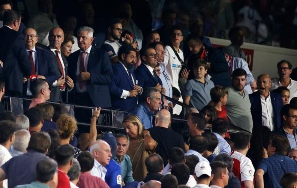 El ezpresidente del Sevilla FC, José María del Nido, a la izquierda, se sumó a los gritos pidiendo la dimisión del actual presidente, Pepe Castro, a la derecha.
