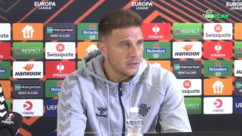 Joaquín Sánchez atiende a los medios de comunicación en Helsinki. (Betis TV)